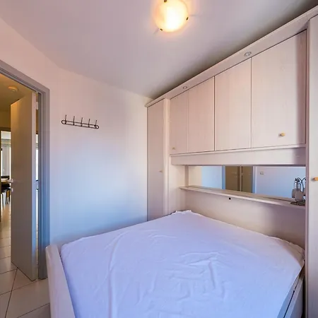 Flat Near Zeedijk With Side Sea Views, Cleaning Included Apartment