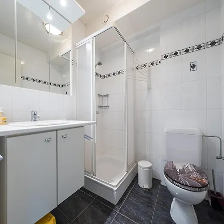 Flat Near Zeedijk With Side Sea Views, Cleaning Included Apartment