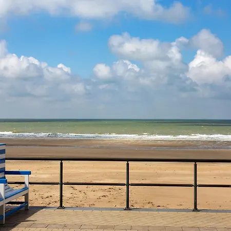 Apartment Flat Near Zeedijk With Side Sea Views, Cleaning Included