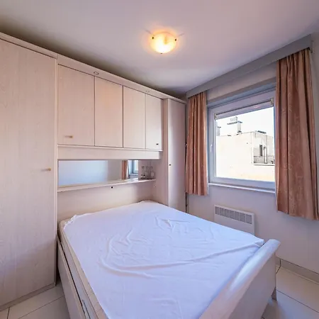 Apartment Flat Near Zeedijk With Side Sea Views, Cleaning Included